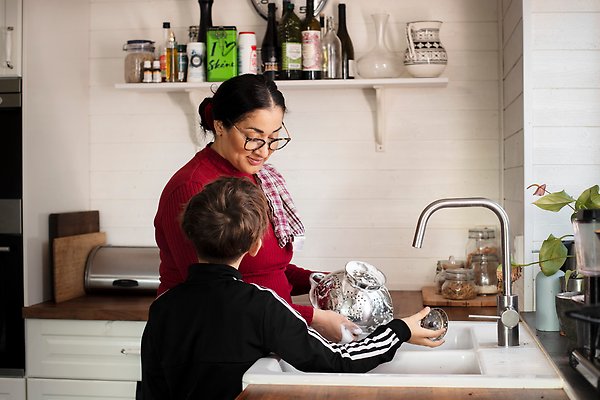 Kvinna som diskar med ett barn