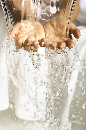 Händer med rent fräscht vatten