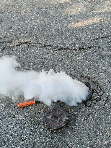 Rök väller upp ur en brunn