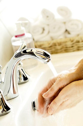 Tvättar händer i rent vatten
